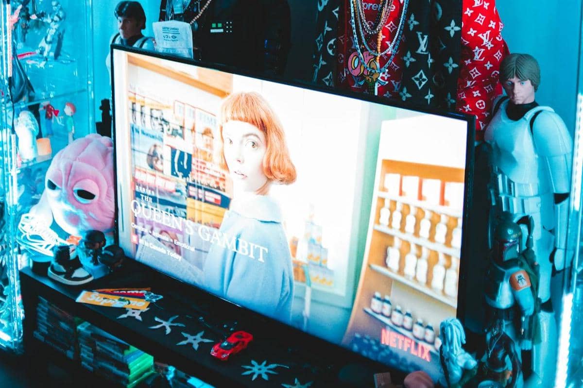 ilustrasi layar televisi yang menampakkan serial The Queen Gambit produksi Netflix