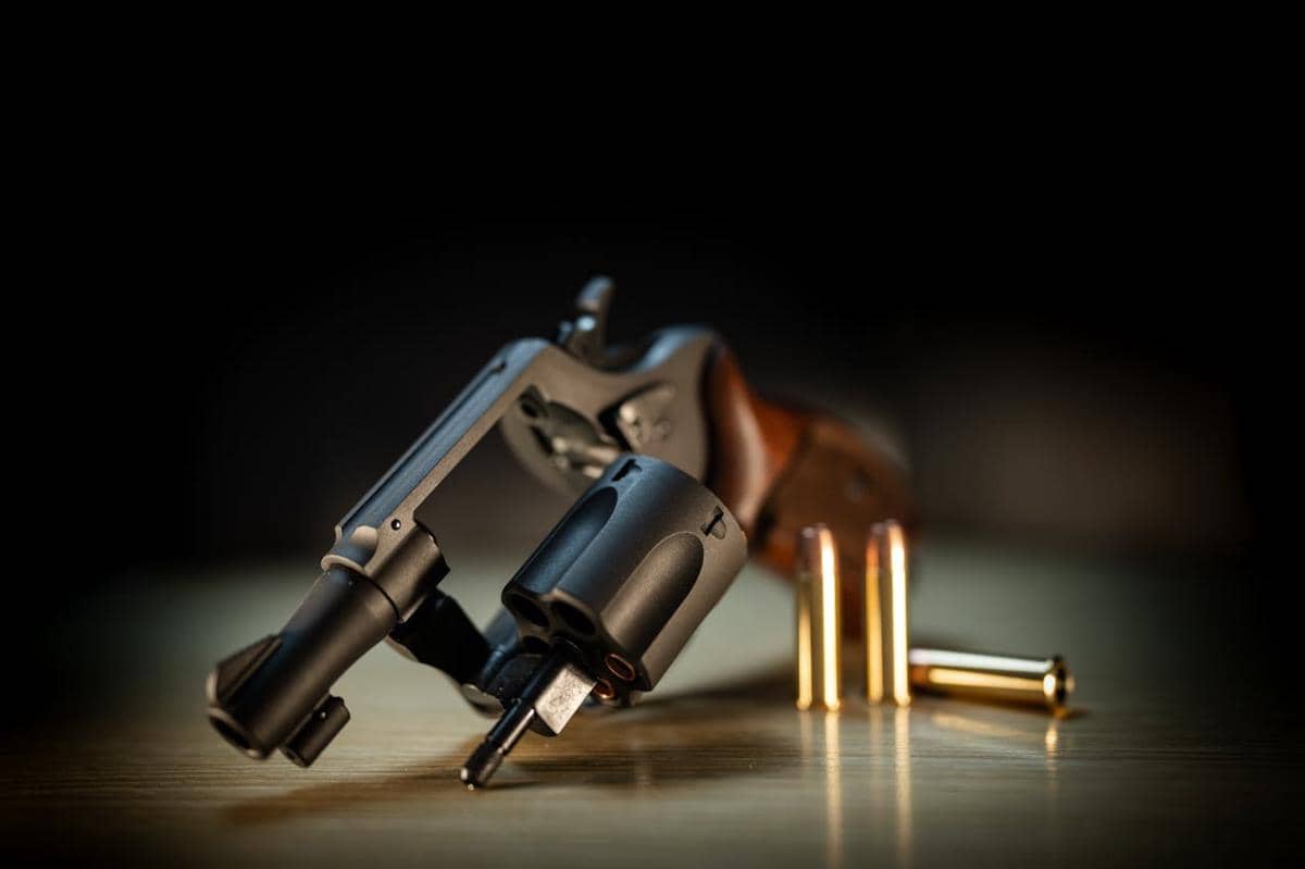pistol dan peluru