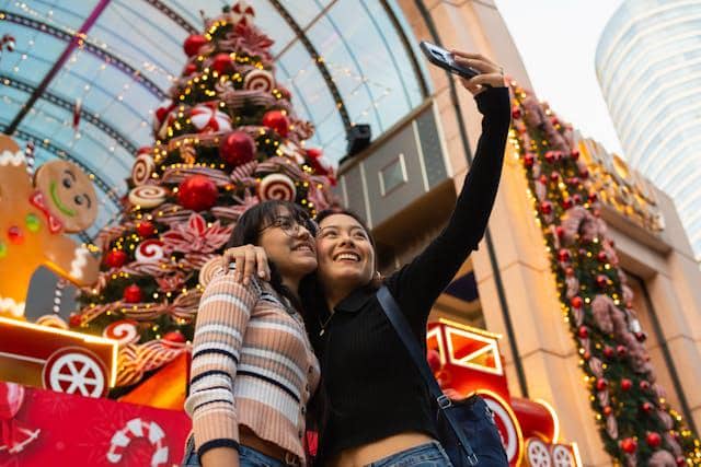 ilustrasi mall dengan dekorasi Natal