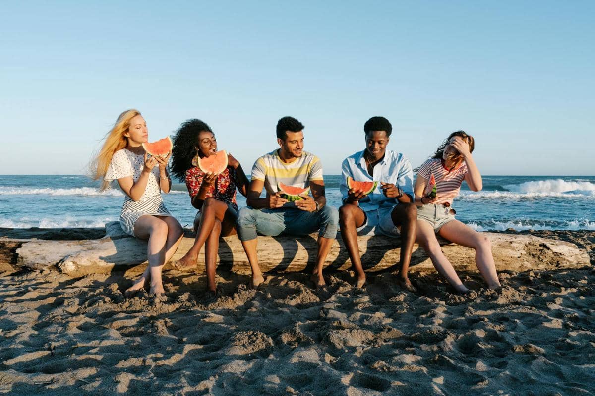 ilustrasi traveling bersama teman
