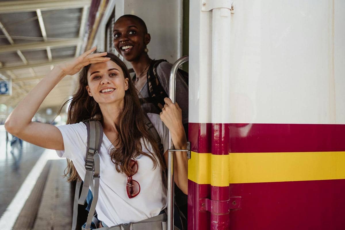 ilustrasi perjalanan naik kereta