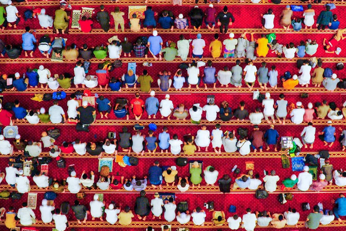 sekelompok jemaah sedang sholat di masjid