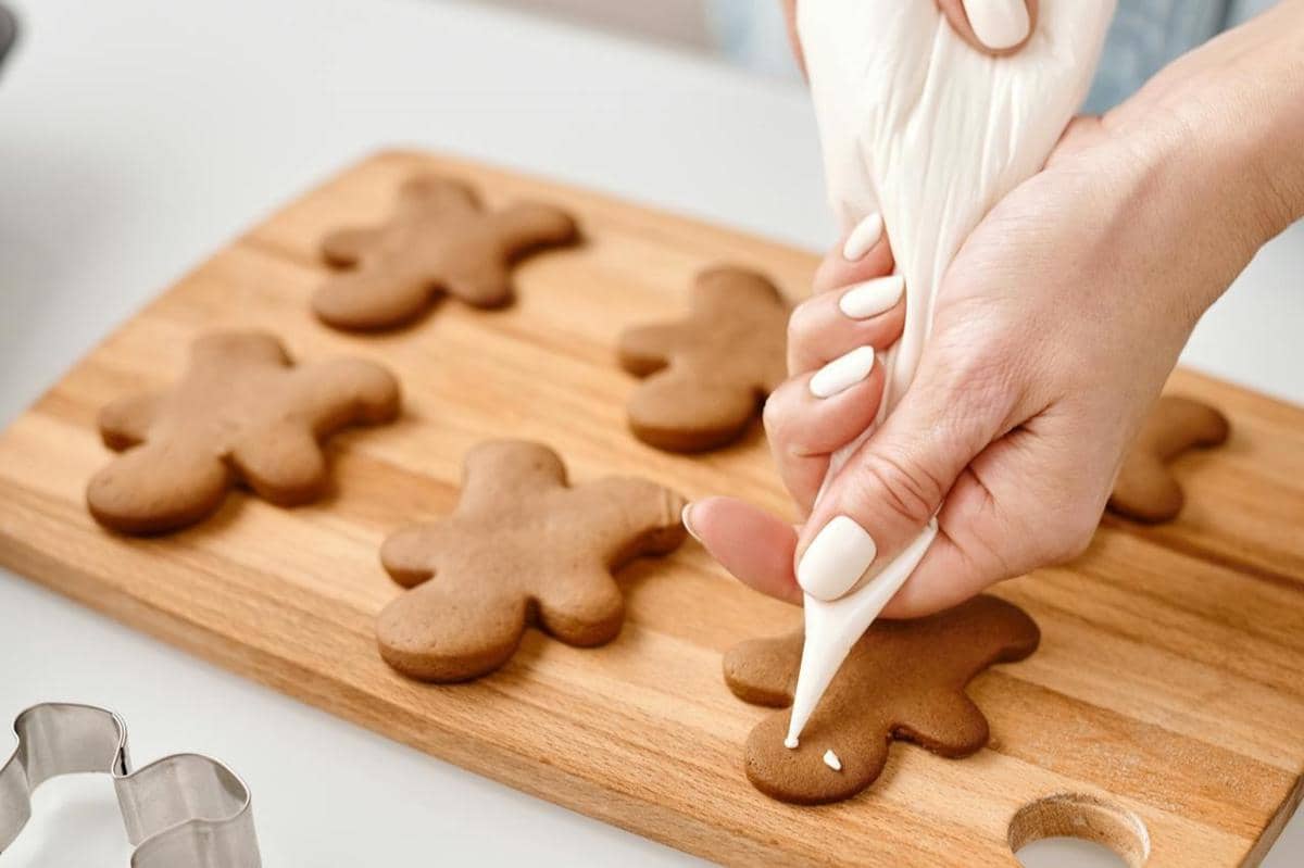 ilustrasi memberikan icing pada kue jahe 