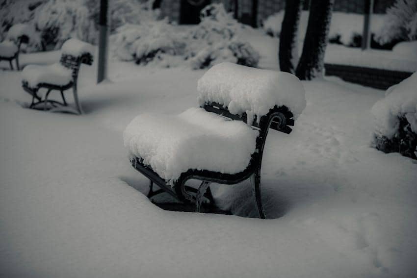 ilustrasi kursi bersalju