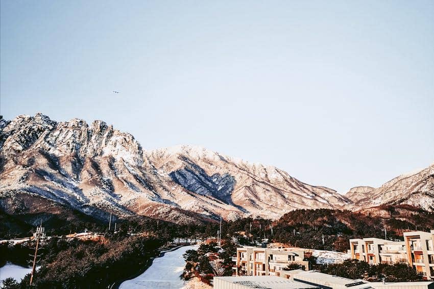 ilustrasi pegunungan bersalju