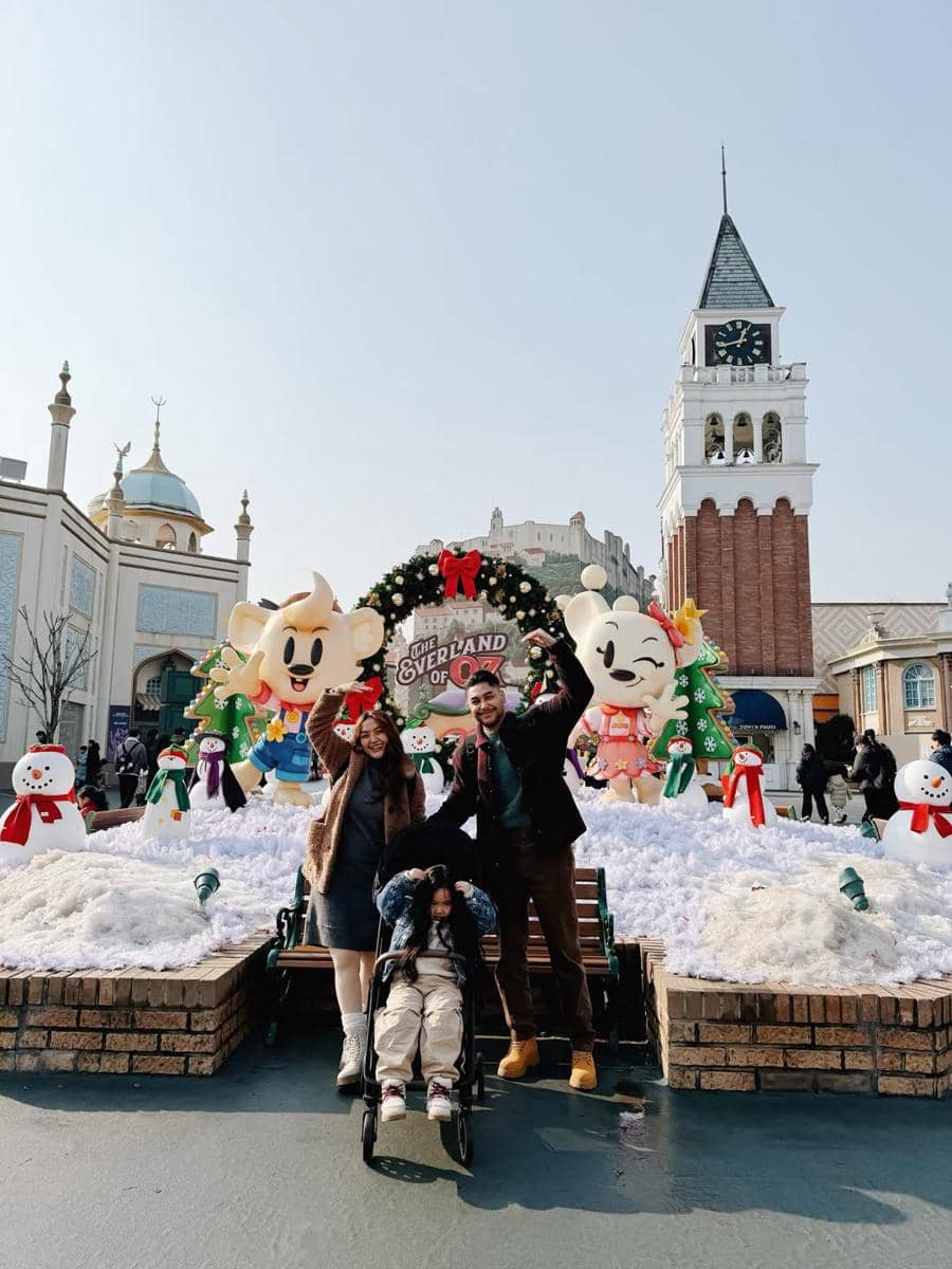 Keluarga Siti Badriah jalan-jalan ke Everland.
