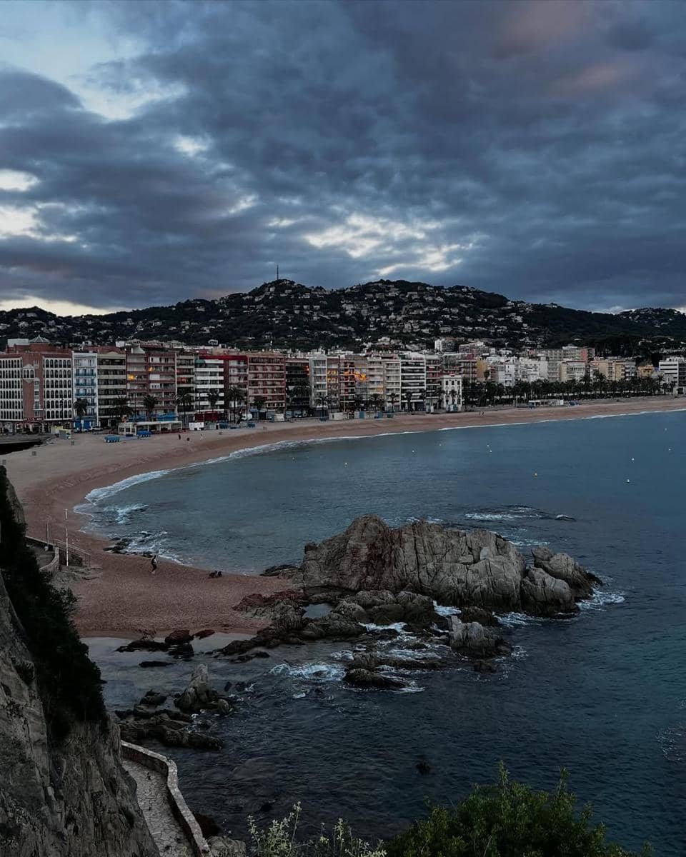 Ira Wibowo mengunjungi Pantai Lloret di Spanyol.