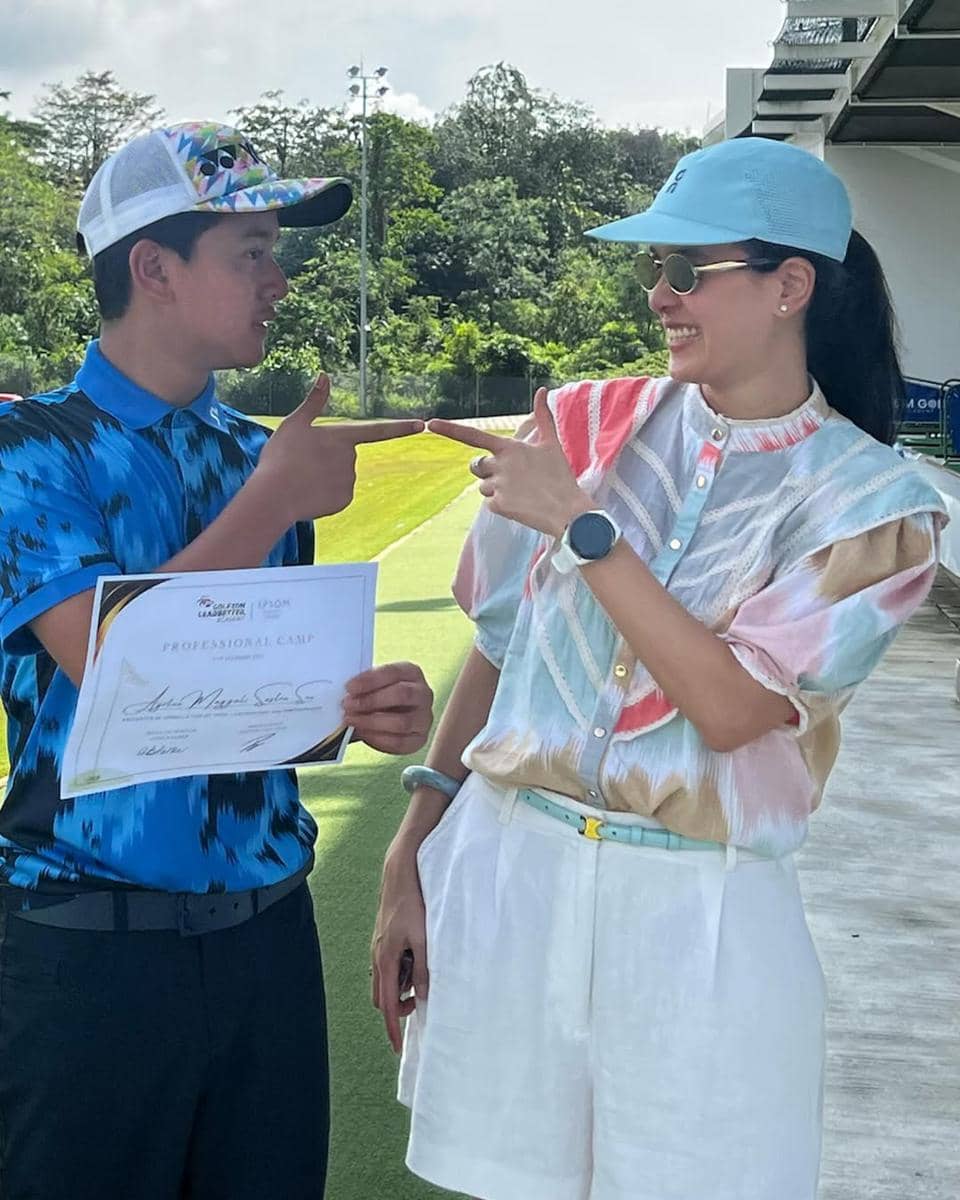 Anak Marcella Zalianty ikut golf camp di Inggris.