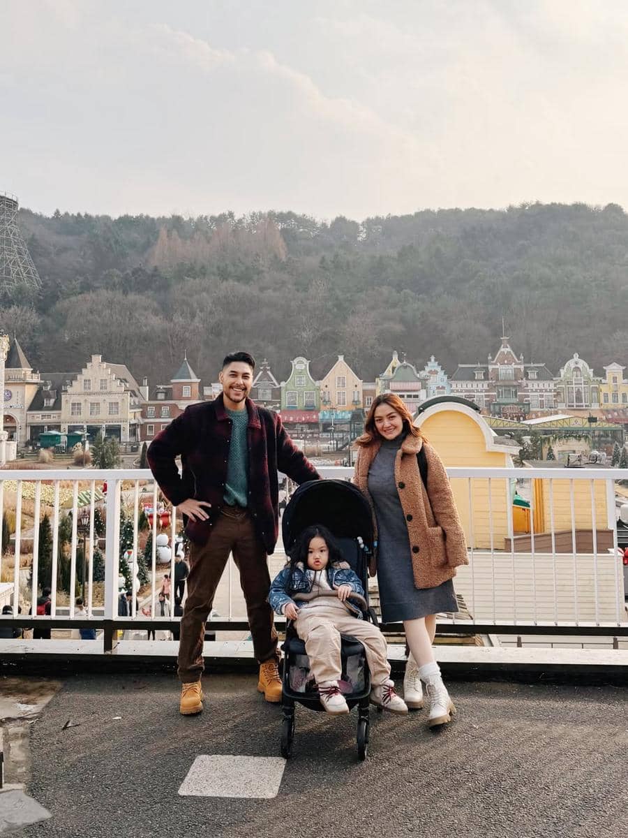 Keluarga Siti Badriah jalan-jalan ke Everland.