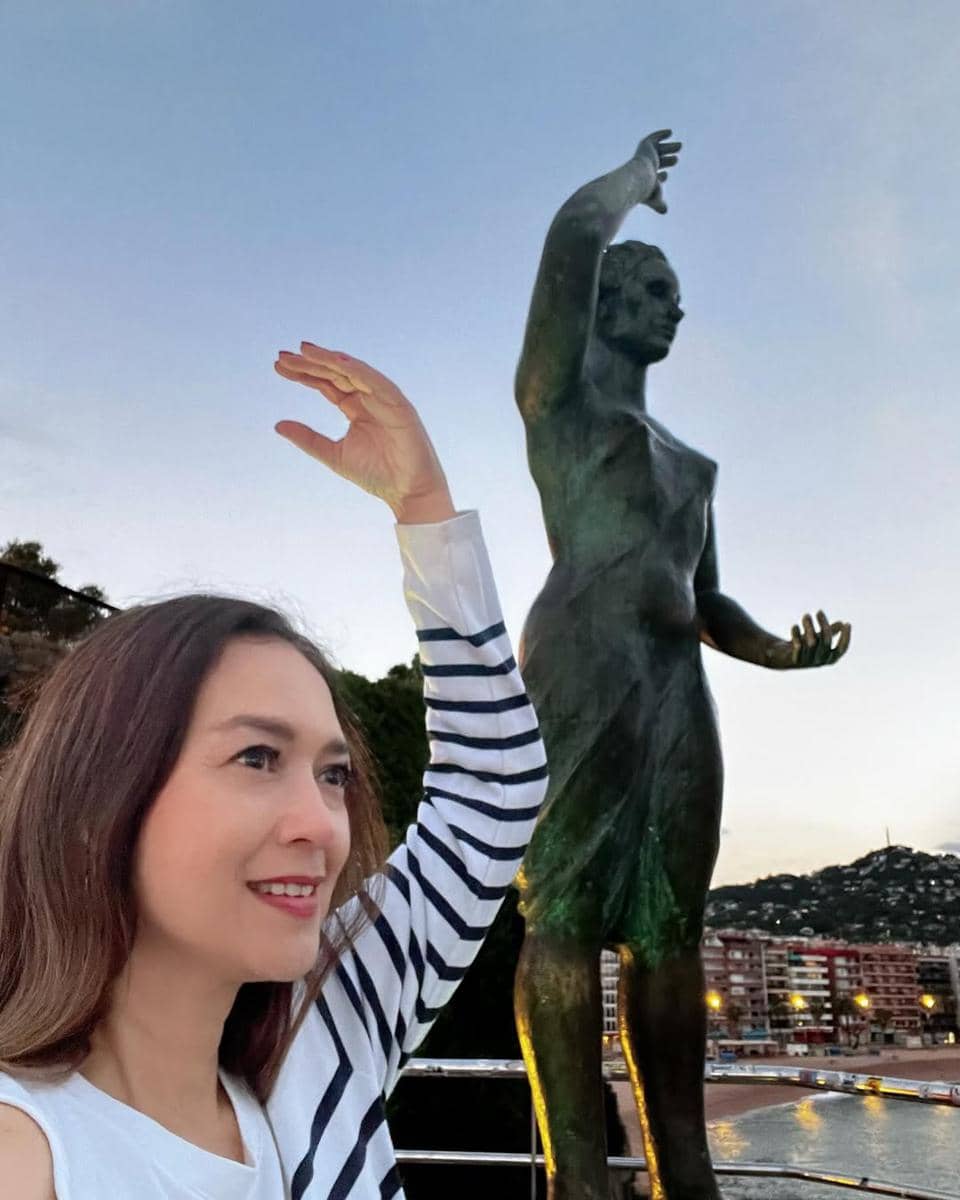 Ira Wibowo mengunjungi Pantai Lloret di Spanyol.