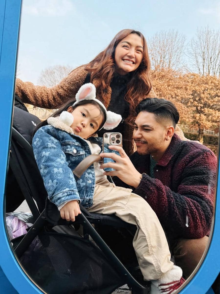 Keluarga Siti Badriah jalan-jalan ke Everland.