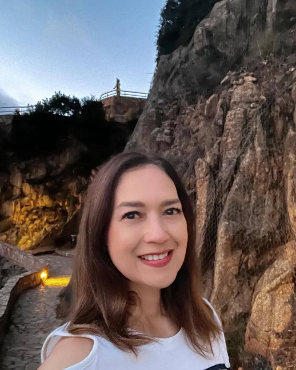 Ira Wibowo mengunjungi Pantai Lloret di Spanyol.