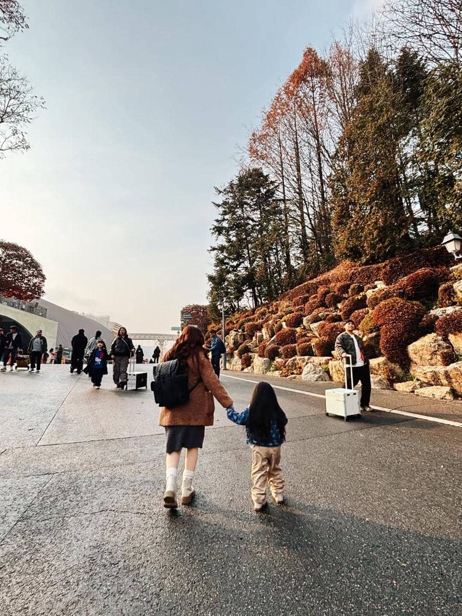 Keluarga Siti Badriah jalan-jalan ke Everland.