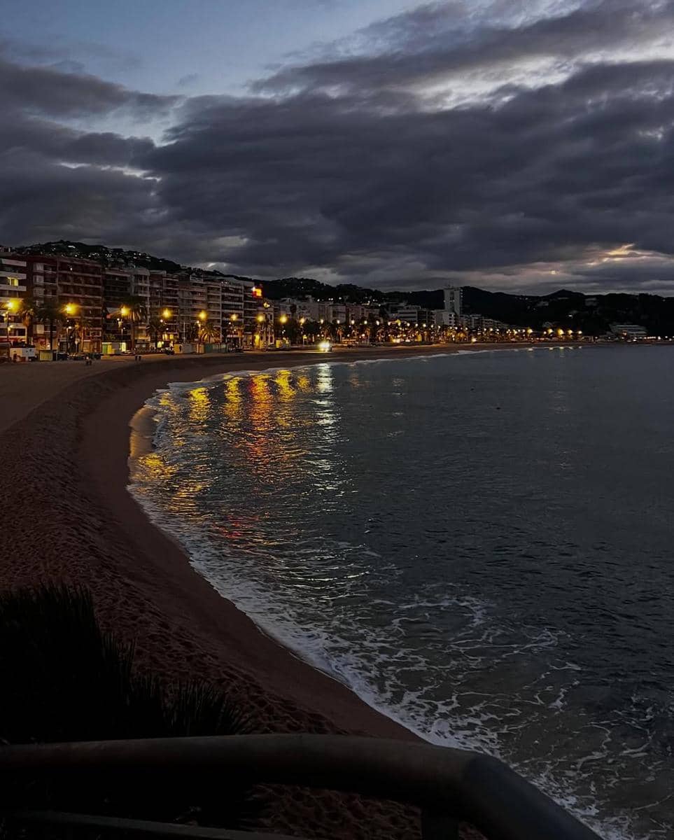 Ira Wibowo mengunjungi Pantai Lloret di Spanyol.