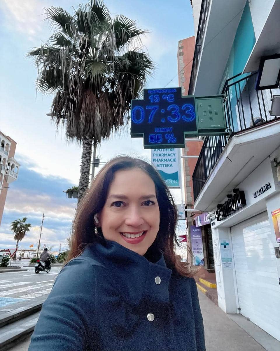 Ira Wibowo mengunjungi Pantai Lloret di Spanyol.