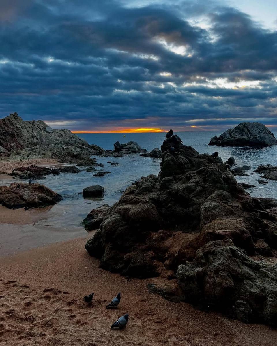 Ira Wibowo mengunjungi Pantai Lloret di Spanyol.