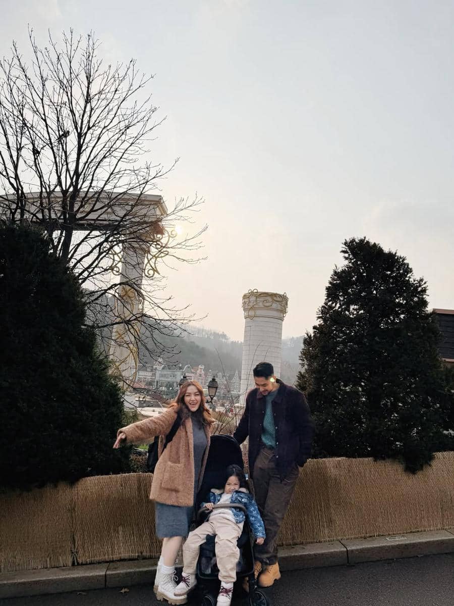 Keluarga Siti Badriah jalan-jalan ke Everland.