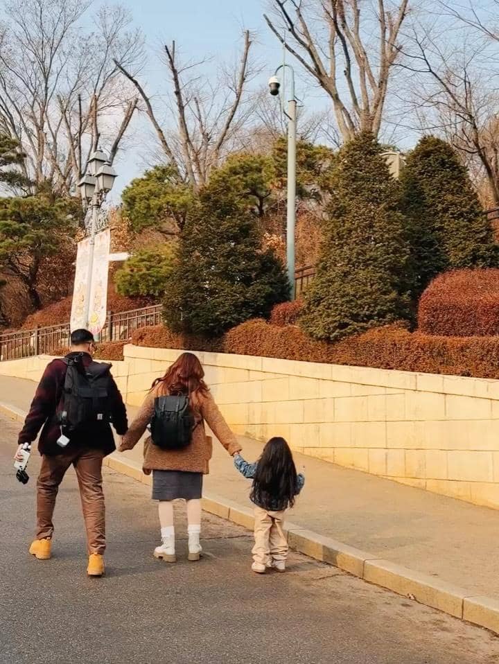 Keluarga Siti Badriah jalan-jalan ke Everland.