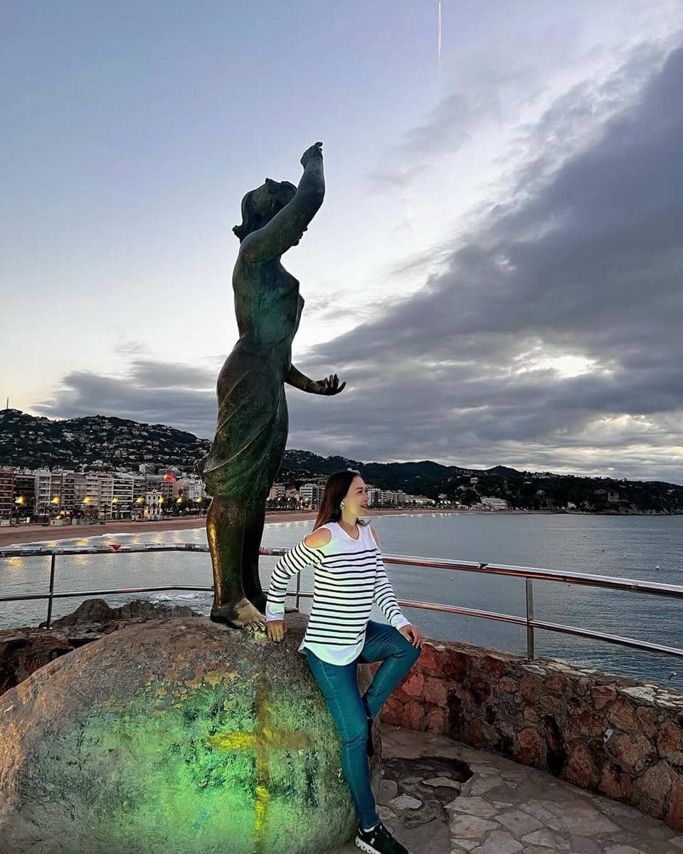 Ira Wibowo mengunjungi Pantai Lloret di Spanyol.