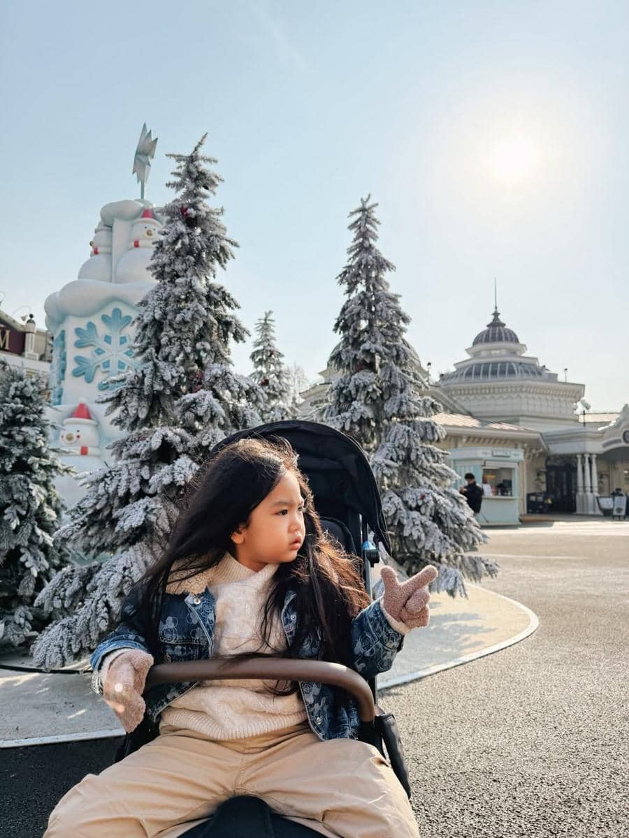 Keluarga Siti Badriah jalan-jalan ke Everland.