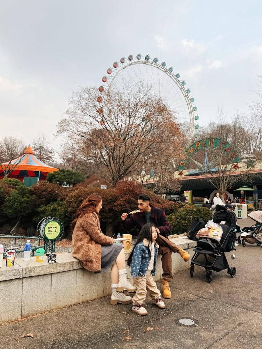 Keluarga Siti Badriah jalan-jalan ke Everland.