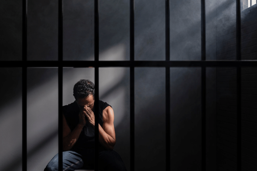 Ilustrasi pria paruh baya yang menghabiskan waktu di penjara.