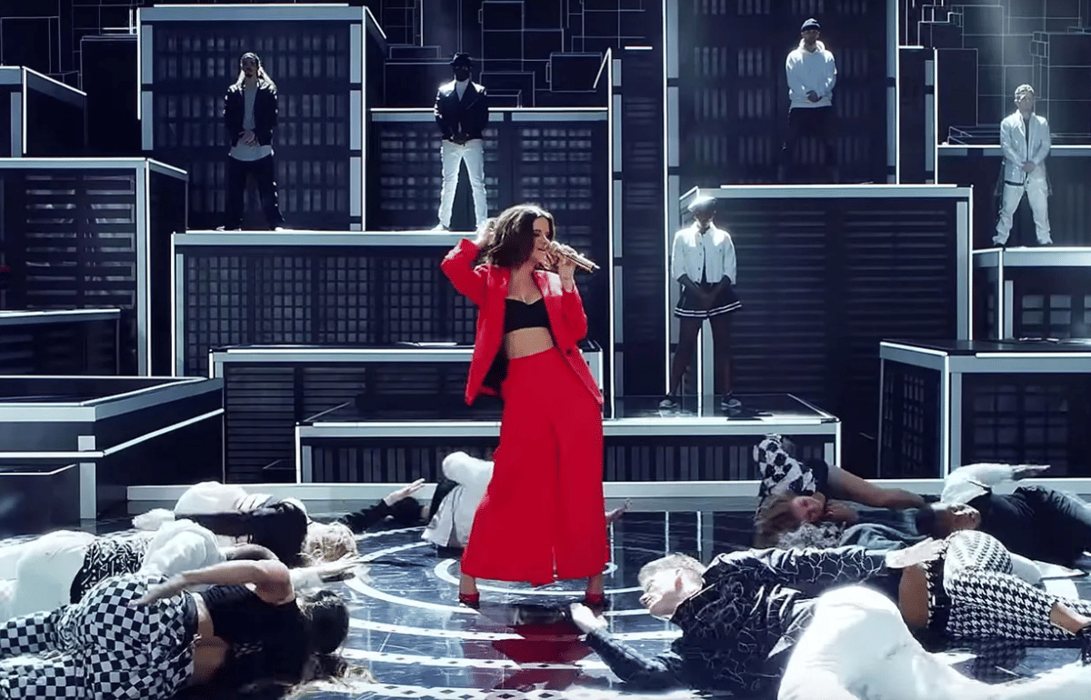 Maren Morris untuk lagu "The Middle" 