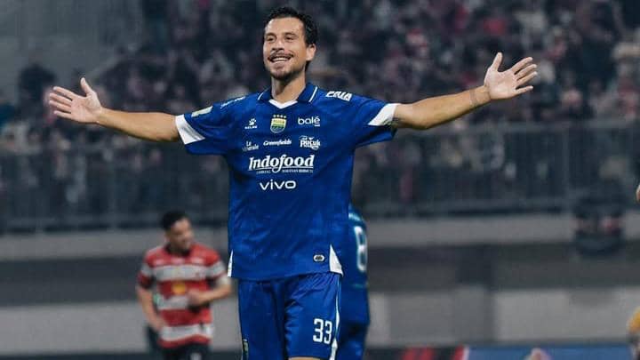 Thom Haye Berselebrasi Saat Mencetak Gol ke gawang Madura united.
