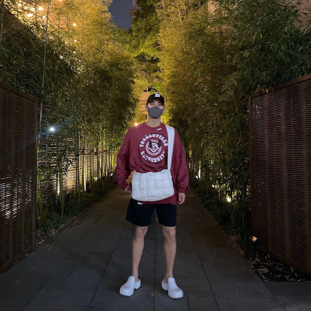 Mingyu Seventeen mengenakan baseball cap