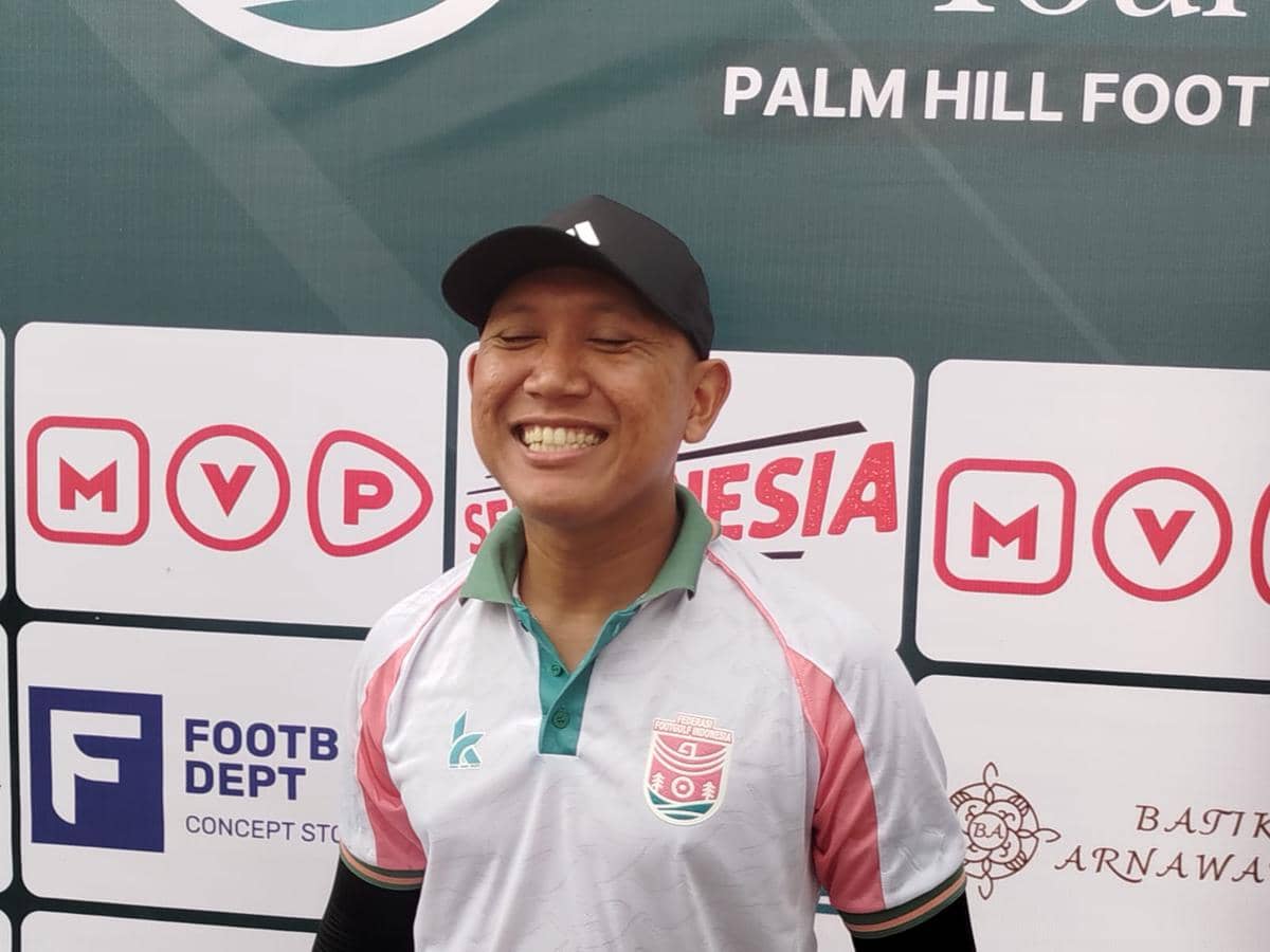 Oki Rengga ketika menjajal footgolf di Sentul