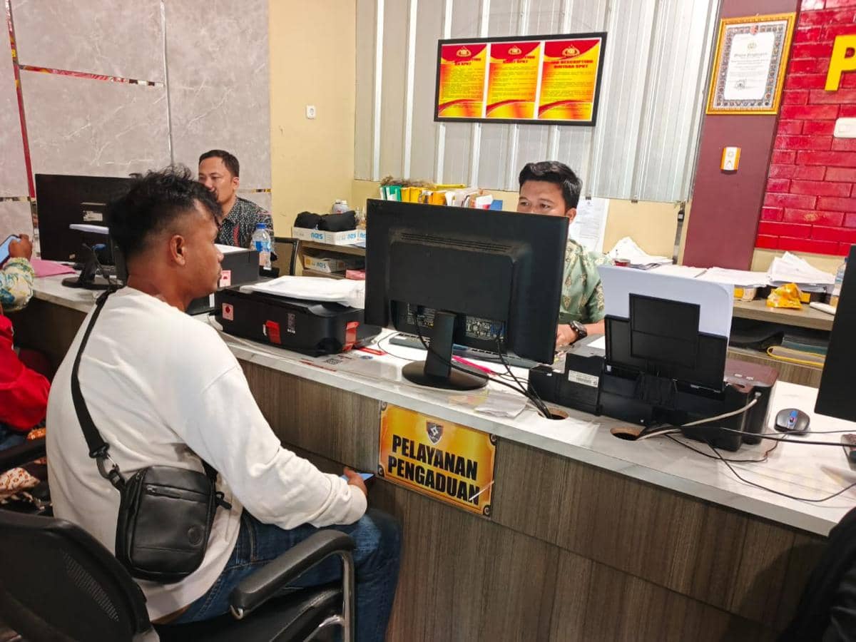 Pelapor Rio Chaniago saat melapor ke SPKT Polrestabes Palembang
