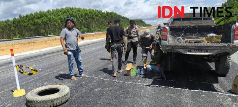 Aksi pemortalan yang dilakukan warga pemilik lahan di pembangunan Tol IKN Segmen 6A