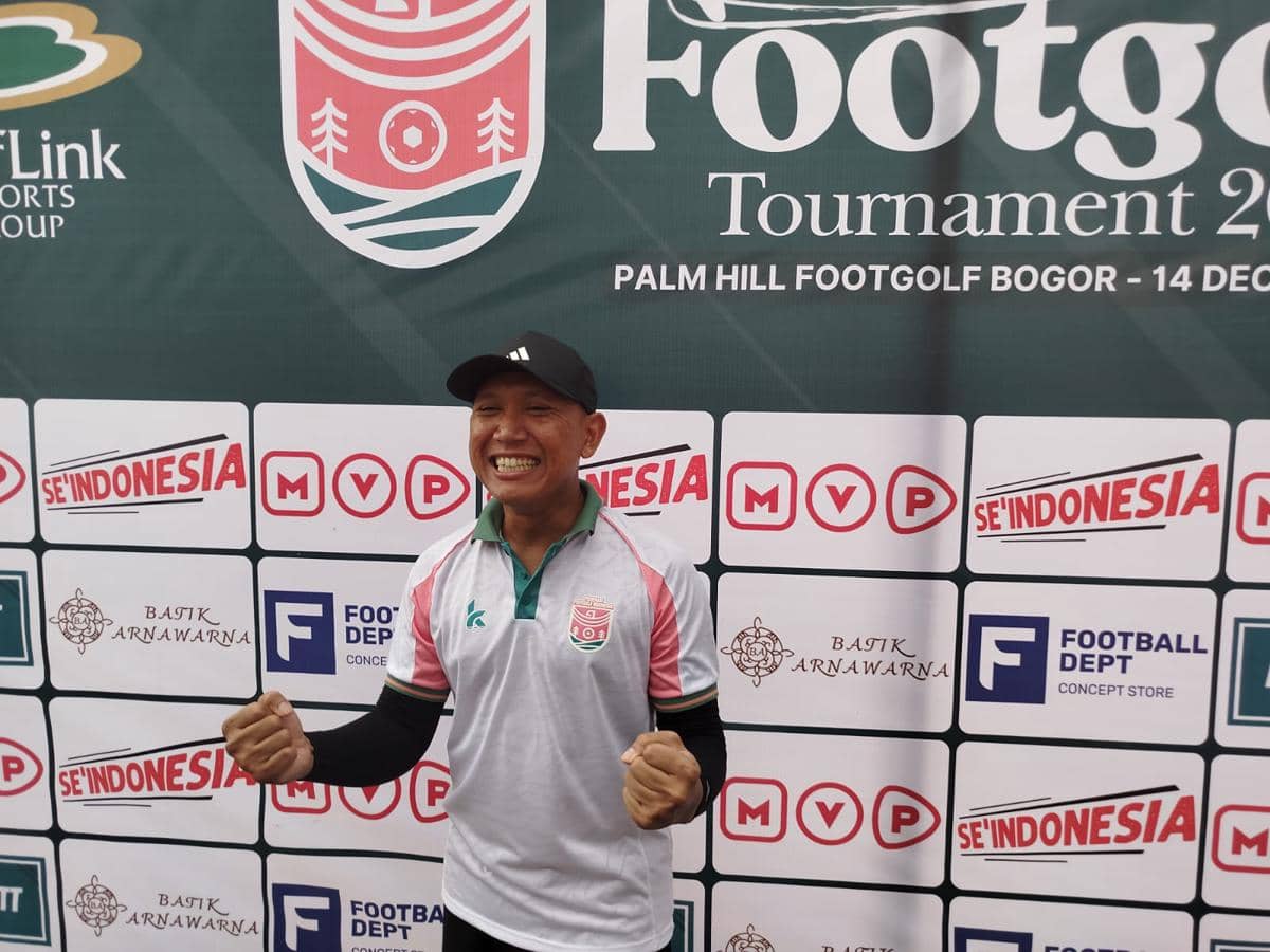 Oki Rengga ketika menjajal footgolf di Sentul