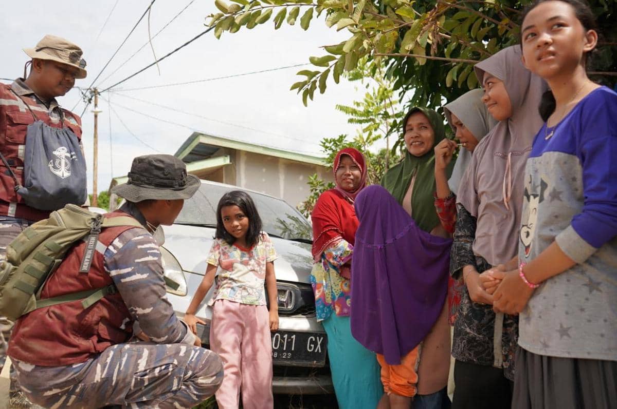 TNI AL melalui Tim Trauma Healing dari Dinas Psikologi Angkatan Laut (Dispsial) bekerja sama dengan Komando Daerah Angkatan Laut (Kodaeral) I memberikan layanan pemulihan trauma (trauma healing) bagi masyarakat yang terdampak bencana banjir di Posko Pengungsian Dusun Rantau Pauh, Kecamatan Rantau, Kabupaten Aceh Tamiang, Sabtu (13/12/2025) (dok. Dispenal)