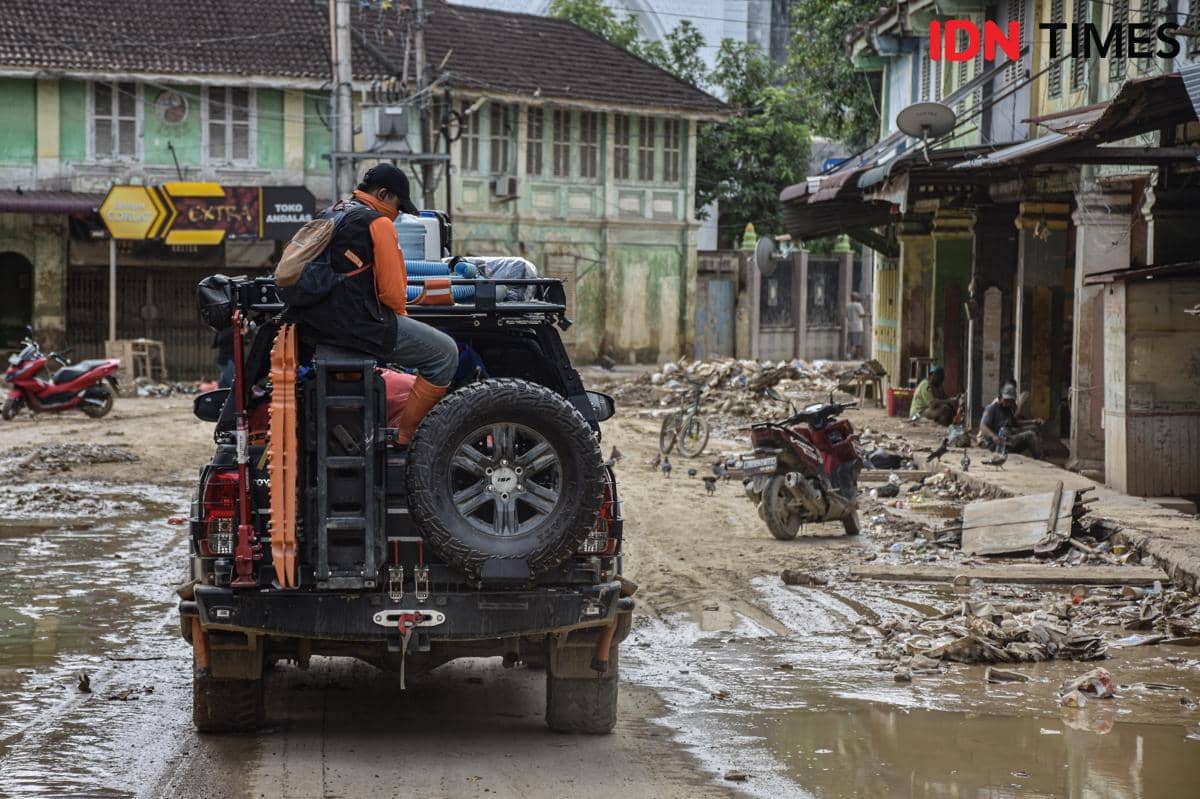 Armada Disaster Management Center (DMC) Dompet Dhuafa membawa saat melintas di Kecamatan Kuala Simpang, Kabupaten Aceh Tamiang, Aceh, Rabu (10/12/2025). (IDN Times/Prayugo Utomo)