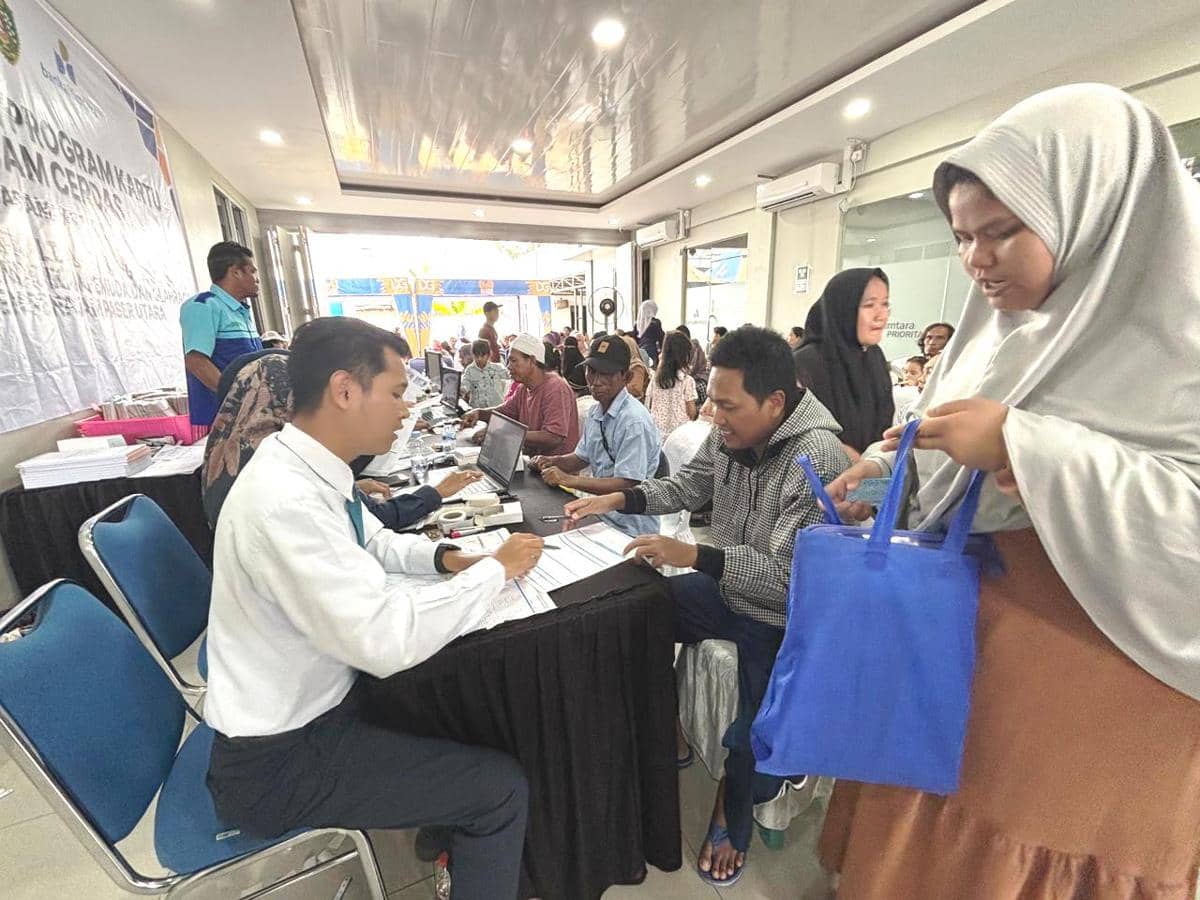 Kesibukan penyaluran bantuan program KPC di Bankaltimtara PPU