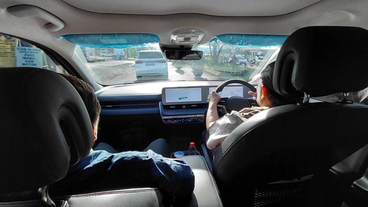 Menjajal mobil listrik pada rute wisata Makassar menuju Tanjung Bira di Bulukumba. (IDN Times/Aan Pranata)