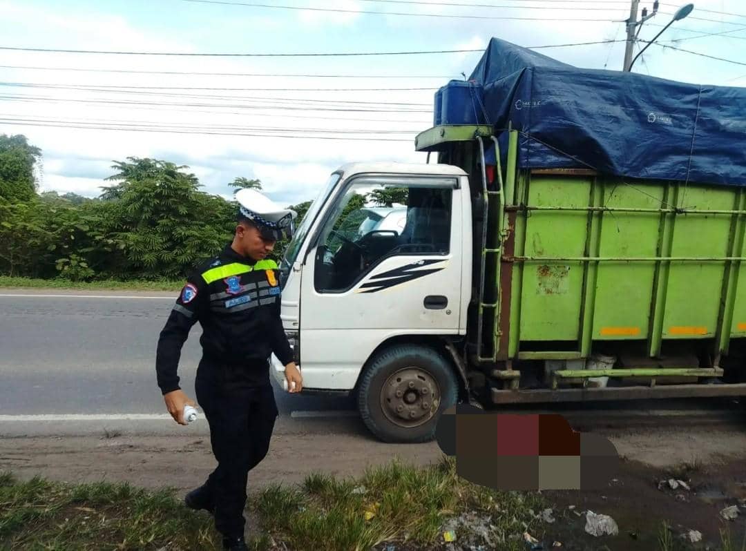 Polisi melakukan olah TKP kecelakaan maut di Jalinsum Desa Karang Raja.