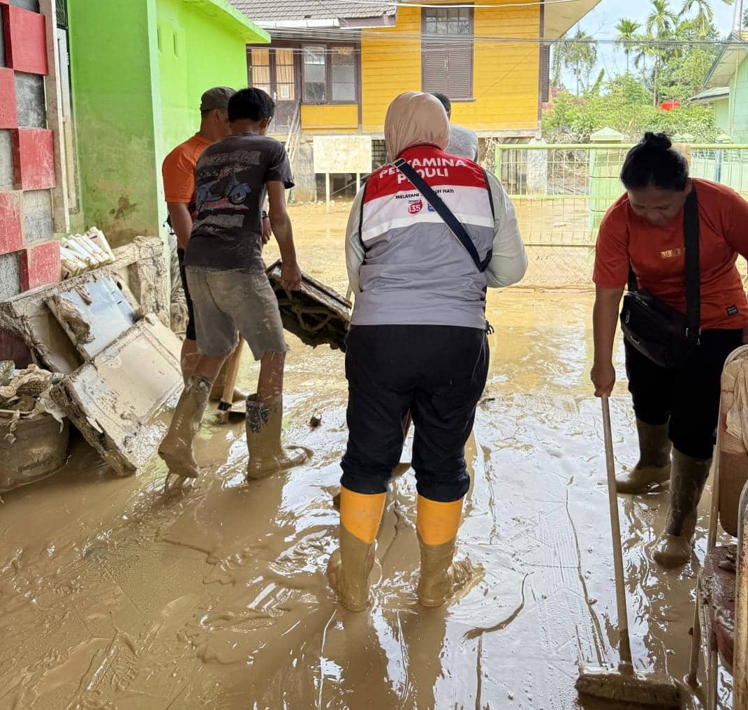 Relawan Pertamina membersihkan Puskesmas Rantau Aceh Tamiang (dok.Pertamina)