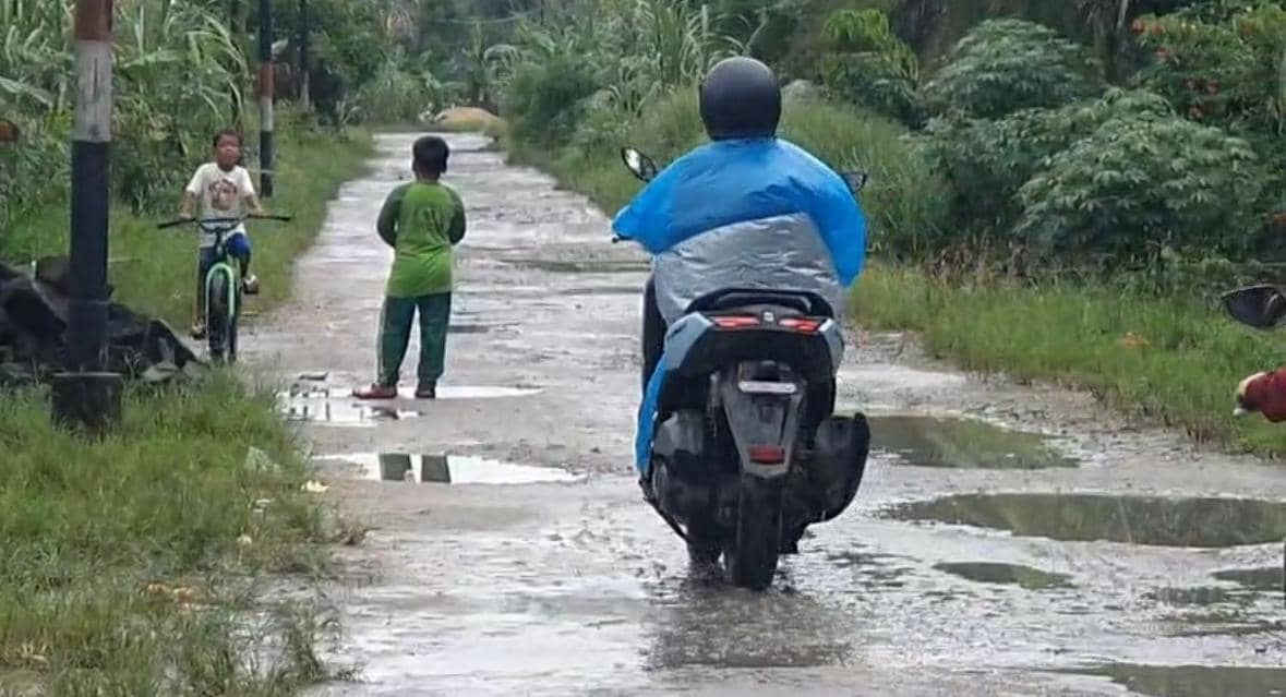 Jalan rusak.