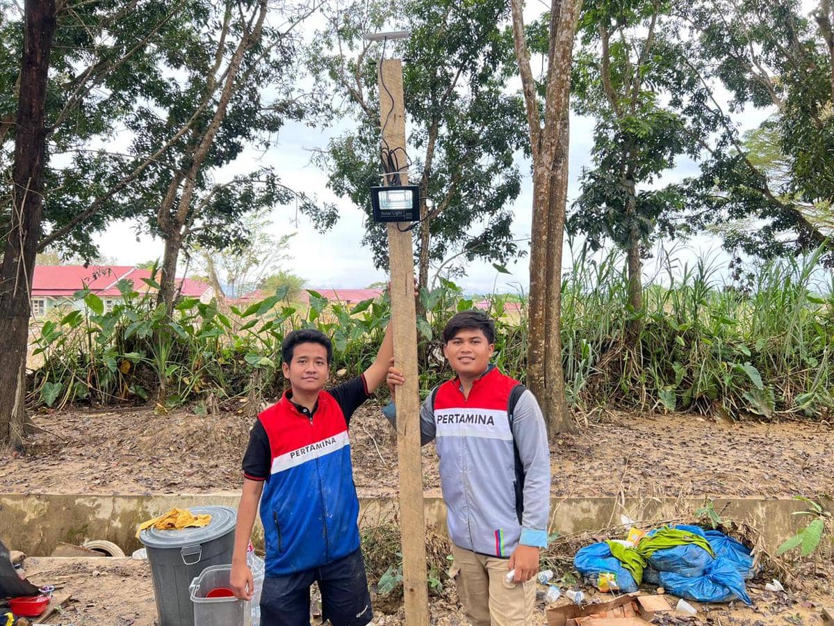 Pertamina memasang PLTS untuk posko pengungsi di Aceh Tamiang (dok.Pertamina)