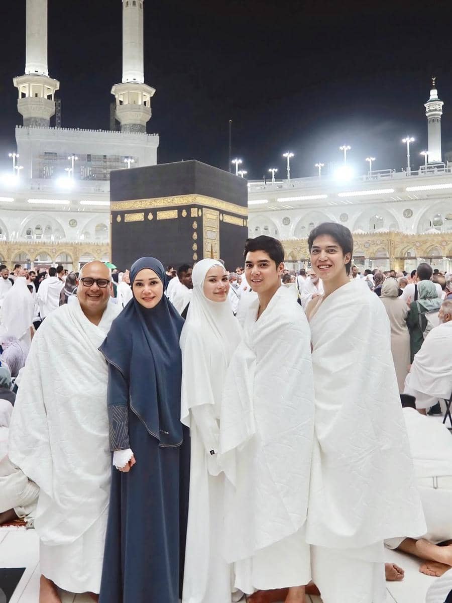Potret Alyssa Daguise umrah perdana bareng Al Ghazali