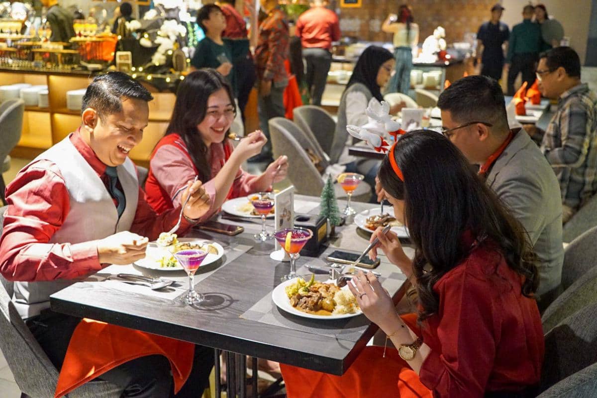Potret acara Christmas Mistletoe Buffet Dinner di Grand Swiss-Belhotel Darmo Surabaya