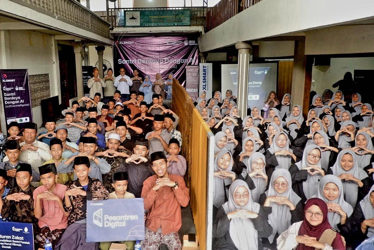 Sejumlah santri berfoto bersama saat program Pesantren Digital di Pondok Pesantren Nurul Hikmah Bintoro, Demak, Jawa Tengah yang diadakan PT XLSMART Telecom Sejahtera Tbk (XLSMART). (Dok. XLSMART)