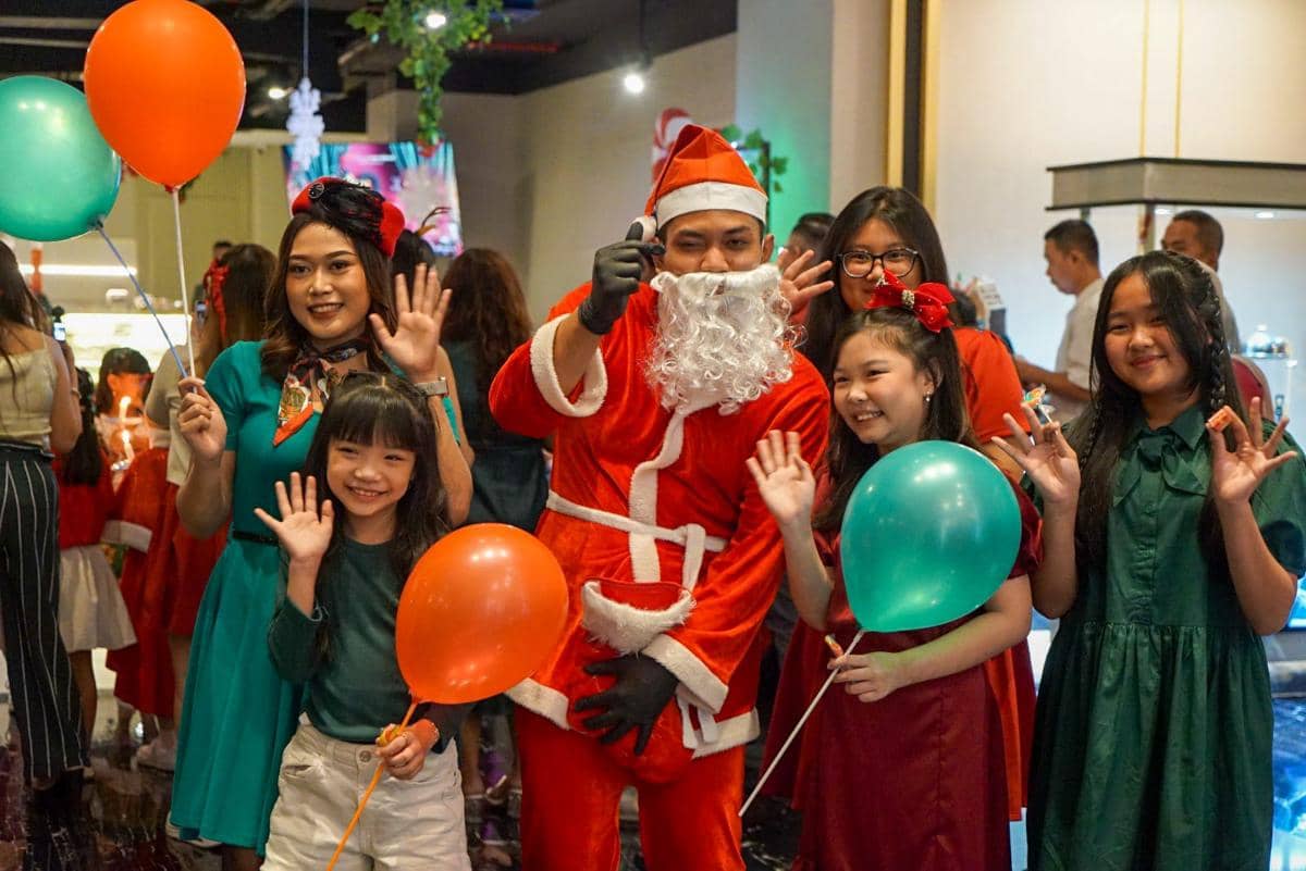 Potret Christmas Mistletoe Buffet Dinner di Grand Swiss-Belhotel Darmo Surabaya 