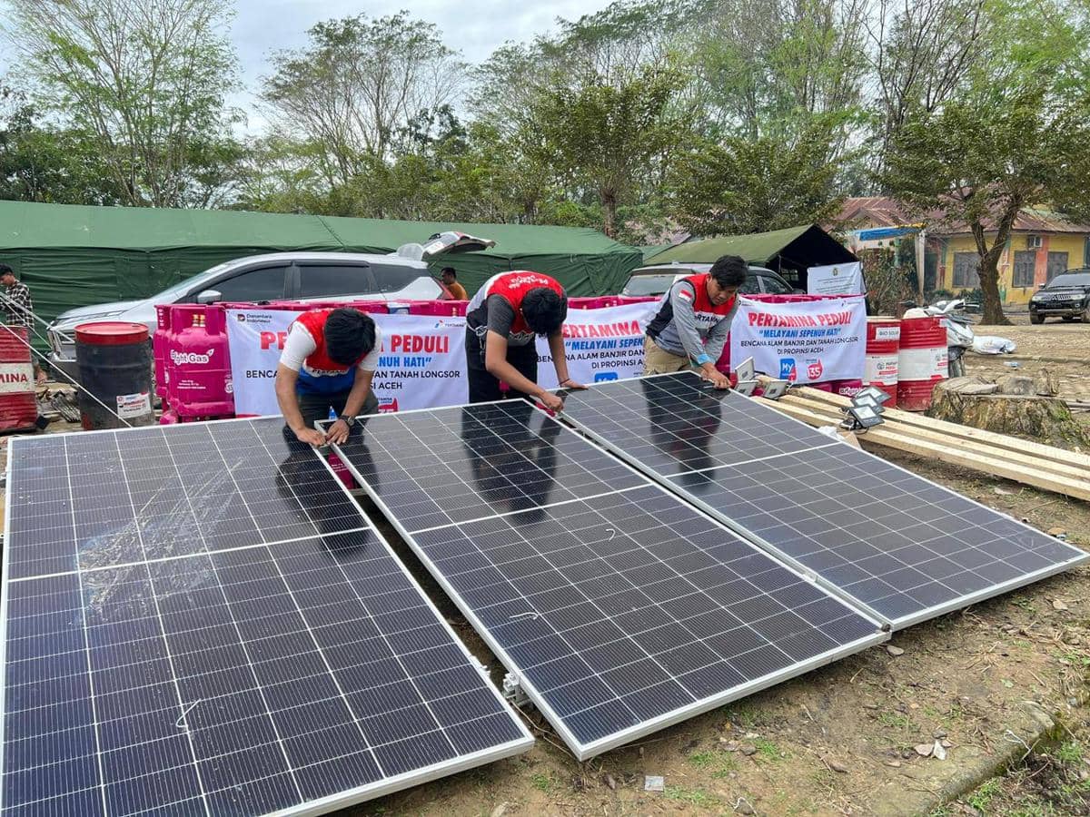 Pertamina memasang PLTS untuk posko pengungsi di Aceh Tamiang (dok.Pertamina)