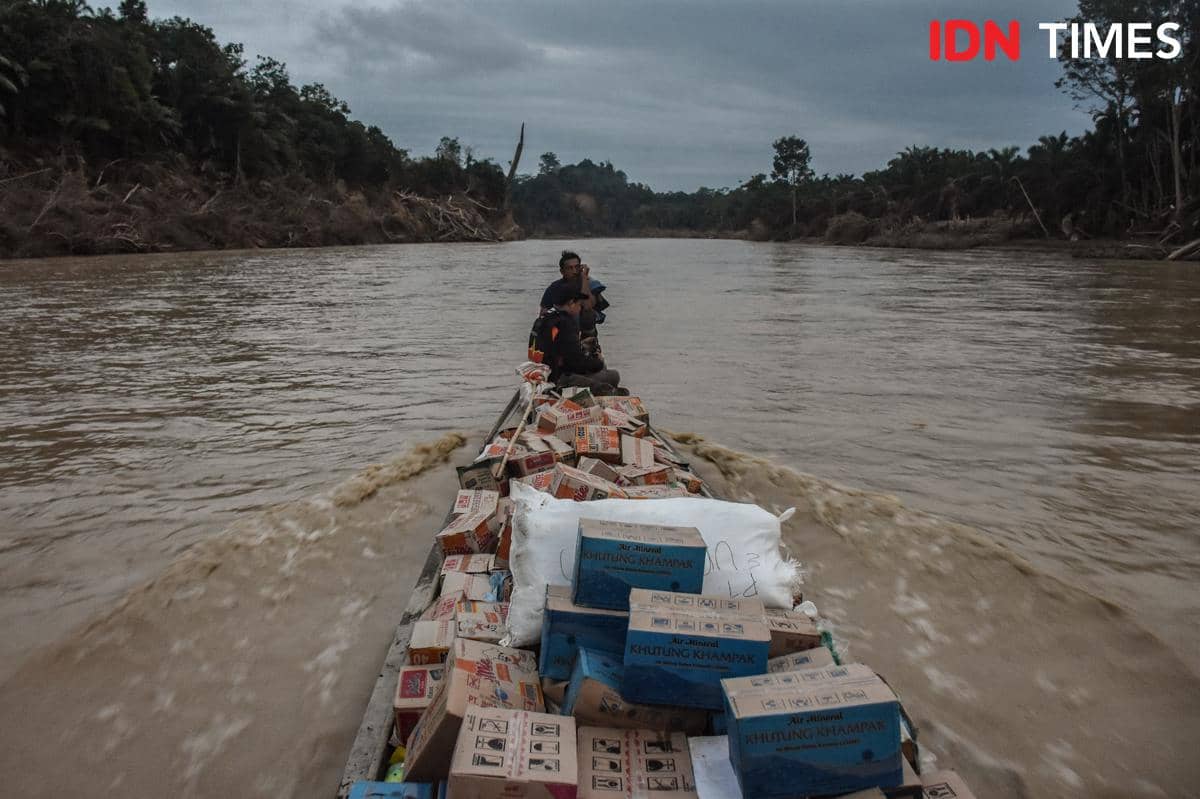 Relawan dari Disaster Management Center (DMC) Dompet Dhuafa membawa logistik dengan perahu untuk disalurkan ke Desa Sekumur, Kecamatan Sekerak, Kabupaten Aceh Tamiang, Aceh, Rabu (10/12/2025). (IDN Times/Prayugo Utomo)