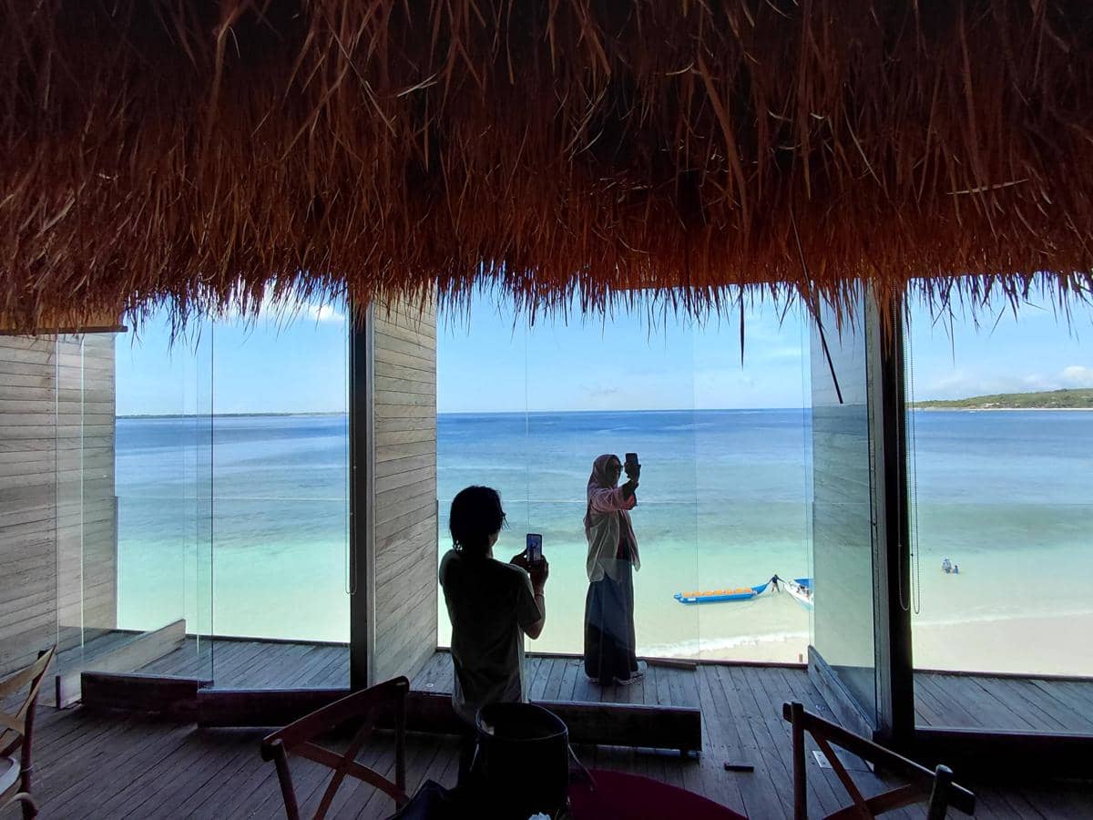 Wisatawan mengabadikan momen liburan di Paduppa Resort, di Tanjung Bira, Kabupaten Bulukumba, yang tersedia Stasiun Pengisian Kendaraan Listrik Umum (SPKLU). (IDN Times/Aan Pranata)