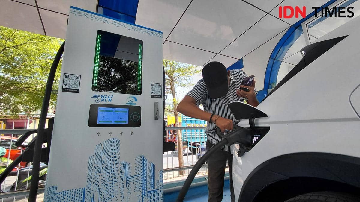 Seorang pengendara mobil listrik sedang mengisi daya kendaraannya di SPKLU PLN Bulukumba, Kamis (11/12/2025). (IDN Times/Aan Pranata)