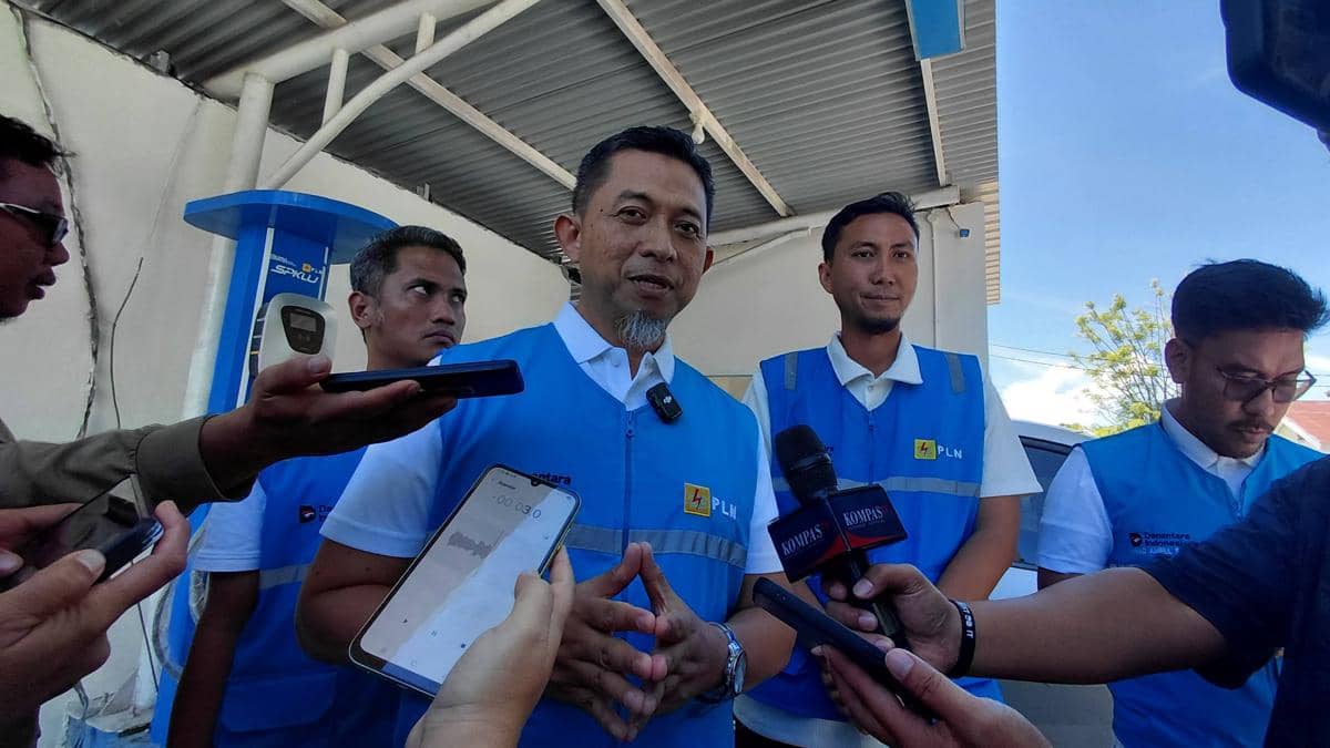 General Manager PLN UID Sulselrabar, Edyansyah saat meresmikan SPKLU PLN Jeneponto, Kamis (11/12/2025). (IDN Times/Aan Pranata)General Manager PLN UID Sulselrabar, Edyansyah saat meresmikan SPKLU PLN Jeneponto, Kamis (11/12/2025). (IDN Times/Aan Pranata)